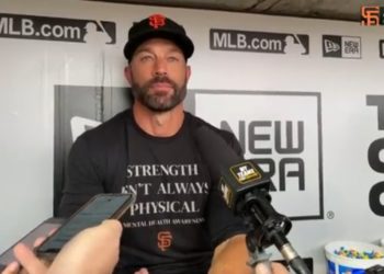 Gabe Kapler, Manager der San Francisco Giants, boykottiert die Nationalhymne, als Baseballteams nach der Schießerei in der Schule aufwachen