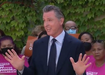 Gouverneur Newsom schlägt auf Pro-Lifer ein und sagt, dass Männer nicht schwanger werden können, in Bemerkungen im Hauptquartier von Planned Parenthood in LA (VIDEO)
