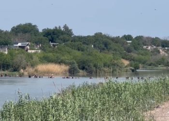 Gruppe von 150 illegalen Aliens schwimmen über den Rio Grande in den Eagle Pass, Texas (VIDEO)
