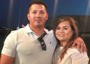 HERO Grenzschutzbeamter außer Dienst lässt sich die Haare schneiden Erfährt von der Schießerei auf Uvalde … Leiht sich Barbers Schrotflinte aus … Eilt zur Schule … Zerrt Dutzende von Kindern aus Fenstern und rettet auch Tochter und Frau