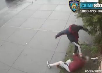 HORROR: New Yorker Raubverdächtiger schlägt älteren Mann zu Boden und tritt ihm ins Gesicht (VIDEO)