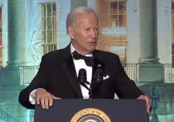 Joe Biden greift Republikaner an und verteidigt Disney beim Abendessen der Korrespondenten des Weißen Hauses, während liberale Reporter lachen (VIDEO)