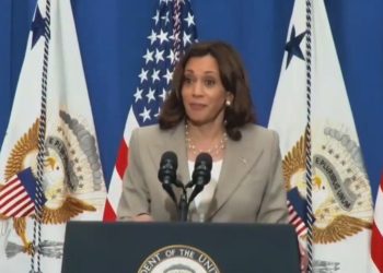 Kamala Harris verteilt Wortsalat und fordert die Leute auf, für gelbe Schulbusse zu klatschen (VIDEO)