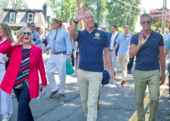 Kaum jemand bemerkt Hillary Clinton, als sie den Marsch bei der jährlichen Chappaqua Memorial Day Parade anführt … Und was ist mit ihrer Brille?  (VIDEO)
