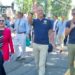 Kaum jemand bemerkt Hillary Clinton, als sie den Marsch bei der jährlichen Chappaqua Memorial Day Parade anführt … Und was ist mit ihrer Brille?  (VIDEO)