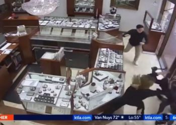 Mitarbeiter des SoCal-Juweliergeschäfts bekämpfen hammerschwingende Smash-and-Grab-Diebe mit ihren eigenen Fäusten!  (VIDEO)