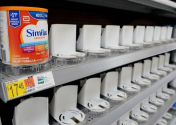 Monate nach Beginn des Mangels an Säuglingsnahrung beruft sich der langsame Joe Biden auf das Verteidigungsproduktionsgesetz