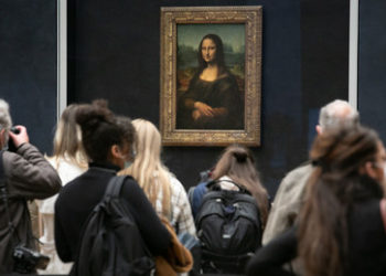 Pariser Louvre: Mona Lisa mit Torte beworfen