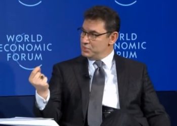 Pfizer-CEO in Davos prahlt mit neuer Pille mit Chip, die den Behörden signalisiert, dass sie eingenommen wurde