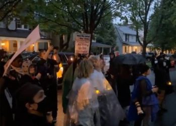 Pro-Abtreibungs-Demonstranten marschieren auf Häuser des Obersten Gerichtshofs Kavanaugh und Chief Justice Roberts