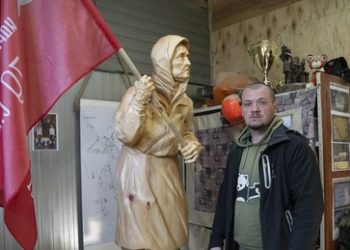 Rote Flagge, Trikolore und Babuschka Z: Die Schichtspaltung der russischen Gesellschaft