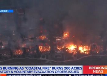 SoCal Blaze: Massives Feuer verschlingt mindestens 20 Häuser in Laguna Niguel (VIDEOS)