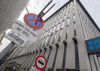 Trotz des westlichen Drucks: OPEC hält sich weiter an die Vereinbarung mit Russland