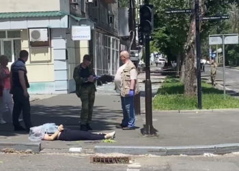 Ukraine beschießt Schulen und tötet Kinder in Donezk – der Westen feiert Selenskij