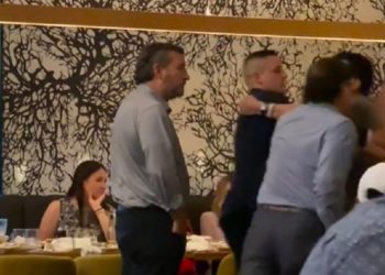 Verrückte liberale Schreie bei Ted Cruz im Restaurant wegen Teilnahme an NRA-Konferenz – muss von Umstehenden zurückgehalten werden