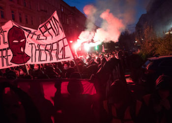 Vorabend des 1. Mai: Feministische Demonstranten gegen Berliner Polizei