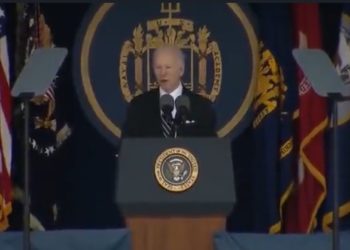Weitere Lügen: Joe Biden behauptet fälschlicherweise, er sei 1965 an die Naval Academy berufen worden (VIDEO)