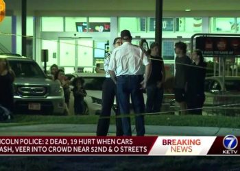 Zwei Tote und 19 Verletzte bei einem Autounfall, bei dem Fahrzeuge in Lincoln, Nebraska, in eine Menschenmenge gedrängt wurden