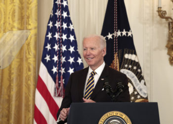 "An die Kredit-Nadel": Neue Waffenlieferungen an Kiew offenbaren die US-Strategie der Spannung