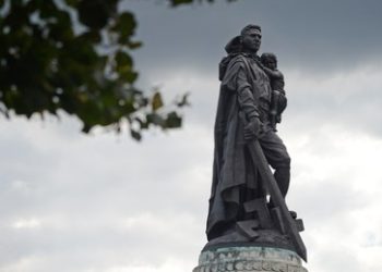 "Der Faschismus kommt nicht durch" – Das Unsterbliche Regiment 2022 in Berlin