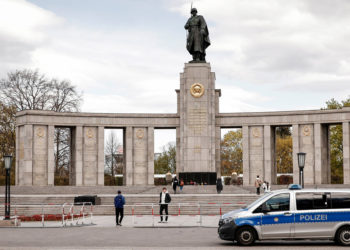 "Nazis raus": Botschafter Melnyk legt Kranz am Ehrenmal im Tiergarten nieder