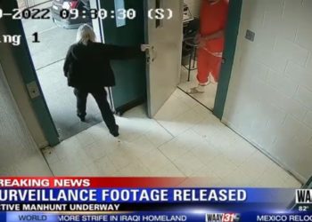 „Bewaffnet und gefährlich“ – Justizvollzugsbeamter gesucht, weil er einem Mordverdächtigen bei der Flucht aus dem Alabama-Gefängnis geholfen hat (VIDEO)