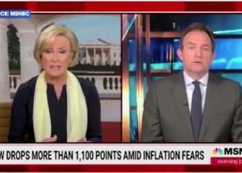 „Die Regierung hat uns in das Problem hineingezogen.  Sie haben die Eliten unterstützt.  Sie haben die Bilanz der Federal Reserve aufgebläht“ – Steve Bannon geht auf Mika und Joe los