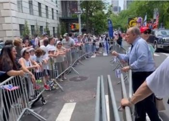 „Du bist wahrscheinlich so wahnsinnig wie Biden! … Du bist ein A$$Loch, das einer Gehirnwäsche unterzogen wurde!“  – EPISCH!  Rudy Giuliani erzählt dummen Linken bei der Israel Day Parade (VIDEO)