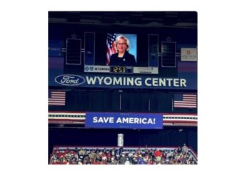 „Ein Schoßhündchen für Pelosi“ – Trump Team zeigt Liz Cheney-George Bush Meme auf großer Leinwand bei der Casper, Wyoming Rally