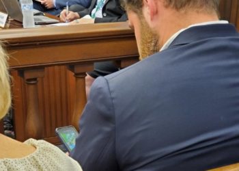 „Noch nie habe ich vor einer dieser Sitzungen gesessen und Candy Crush auf meinem Handy gespielt“ – Joe Hoft von TGP entlädt den Wahldirektor, weil er während der Bezirksvorstandssitzung Telefonspiele gespielt hat