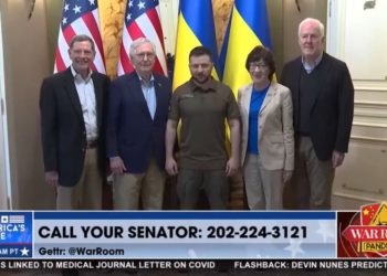 „Sie küssen Zelenskyy den Arsch, während amerikanische Babys keine Formel haben“ – GOP-Senatoren einschließlich Mitch McConnell fliegen in die Ukraine, um sich gegen Russland zu stellen – War Room geht los