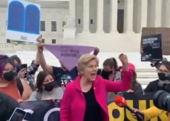 „Wütend und verärgert“ Elizabeth Warren hat vor dem Obersten Gerichtshof einen Zusammenbruch erlitten;  Benötigt Hilfe von einem Mitarbeiter, um zum Auto zu gehen (Video)