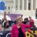 „Wütend und verärgert“ Elizabeth Warren hat vor dem Obersten Gerichtshof einen Zusammenbruch erlitten;  Benötigt Hilfe von einem Mitarbeiter, um zum Auto zu gehen (Video)