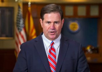 Doug Ducey, Gouverneur von RINO, Arizona, legt sein Veto gegen neues Gesetz ein, das von den Landkreisen verlangen würde, illegale Wählerregistrierungen zu stornieren