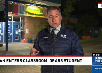 Der Schulleiter von Seattle weigerte sich, mit der Polizei zusammenzuarbeiten, als ein verwirrter Eindringling eine Klasse von Schülern der fünften Klasse terrorisierte, ihm erlaubte, die Schulsperre zu verlassen und vor seiner Verhaftung sofort mehrere Angriffe zu begehen