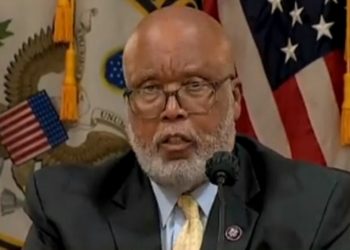 Staatsfernsehen: Rep. Benni Thompson startet Schein-J6-Anhörung, indem er Republikaner mit dem Ku-Klux-Klan vergleicht