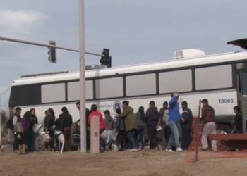 Da die Grenzstädte völlig überfordert sind, beginnt Biden damit, Illegale tiefer in die USA zu bringen