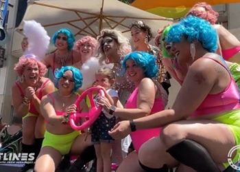 Eltern werfen Kleinkind in die Arme von Drag Queens, die gerade mit dem Twerken fertig sind und ihre Beine vor Kindern bei der Pride Parade in Hollywood spreizen (VIDEO)