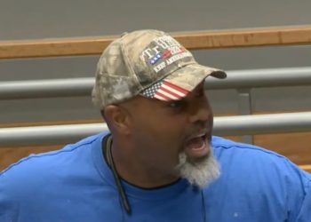 „Wir haben ein Problem in der schwarzen Gemeinde und Sie müssen es angehen“ – Patriot geht auf Beamten aus North Carolina während der Stadtratssitzung los – Stadtverwalter nannte ihn „Idiot“ (VIDEO)