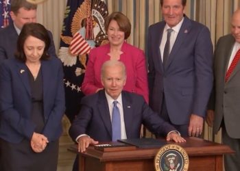 Biden starrt den Reporter verständnislos an und fragt, warum er den russischen Oligarchen, der Hunter Biden Millionen von Dollar überwiesen hat, nicht sanktioniert hat (VIDEO)