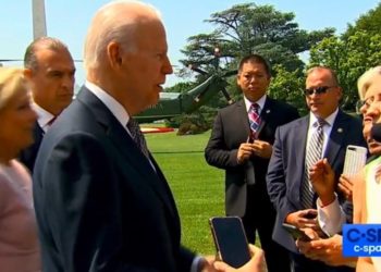 “Wir müssen gehen!”  – Jill Biden zieht Joe physisch von Reportern weg (VIDEO)