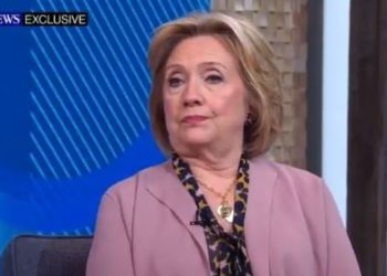 Hillary Clinton nennt Trump-Anhänger eine „eindeutige und gegenwärtige Gefahr für die amerikanische Demokratie“