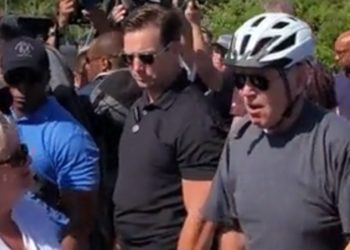 Der gruselige Joe Biden eilt sofort zum kleinen Mädchen, nachdem er von seinem Fahrrad gefallen ist (VIDEO)