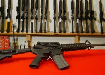 Der Stadtrat von Austin stimmt dafür, „jede Option zu prüfen“, um das Mindestalter für den Kauf halbautomatischer Waffen anzuheben