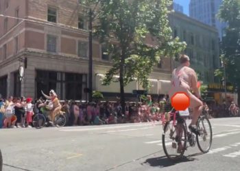 Völlig nackte Radfahrer blitzen Kinder bei der Seattle Pride Parade – Cops sagen, es ist okay (VIDEO)