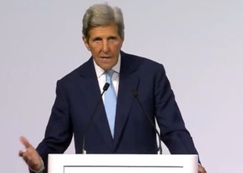 Biden-Klimabeauftragter John Kerry inmitten einer Lieferkettenkrise: „Wir müssen den Übergang zu einer umweltfreundlichen Schifffahrt vorantreiben“ (VIDEO)