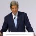 Biden-Klimabeauftragter John Kerry inmitten einer Lieferkettenkrise: „Wir müssen den Übergang zu einer umweltfreundlichen Schifffahrt vorantreiben“ (VIDEO)