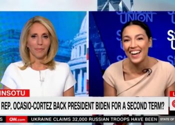 AOC lacht nervös, als er gebeten wird, Joe Biden für 2024 zu unterstützen (VIDEO)