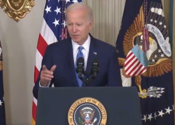 Biden an CEO von Jo-Ann Stores: „Mein Mitgefühl gilt der Familie Ihres CFO, der sehr unerwartet tot umfiel“ (VIDEO)