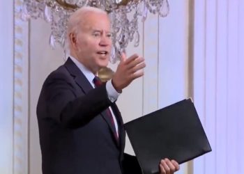 Biden murmelt, als er am Empfang des Pride Month (VIDEO) die Executive Order „Förderung der LGBTQI+-Gleichstellung“ unterzeichnet